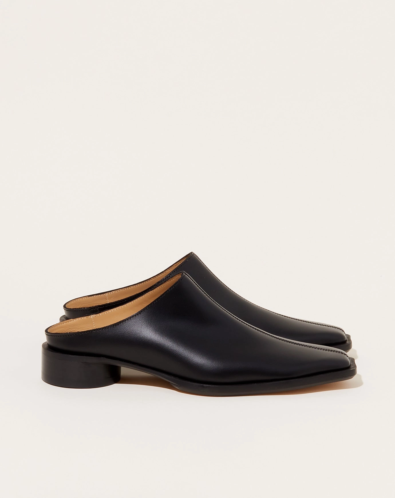 Slipper Mule in Black Vs Slippers