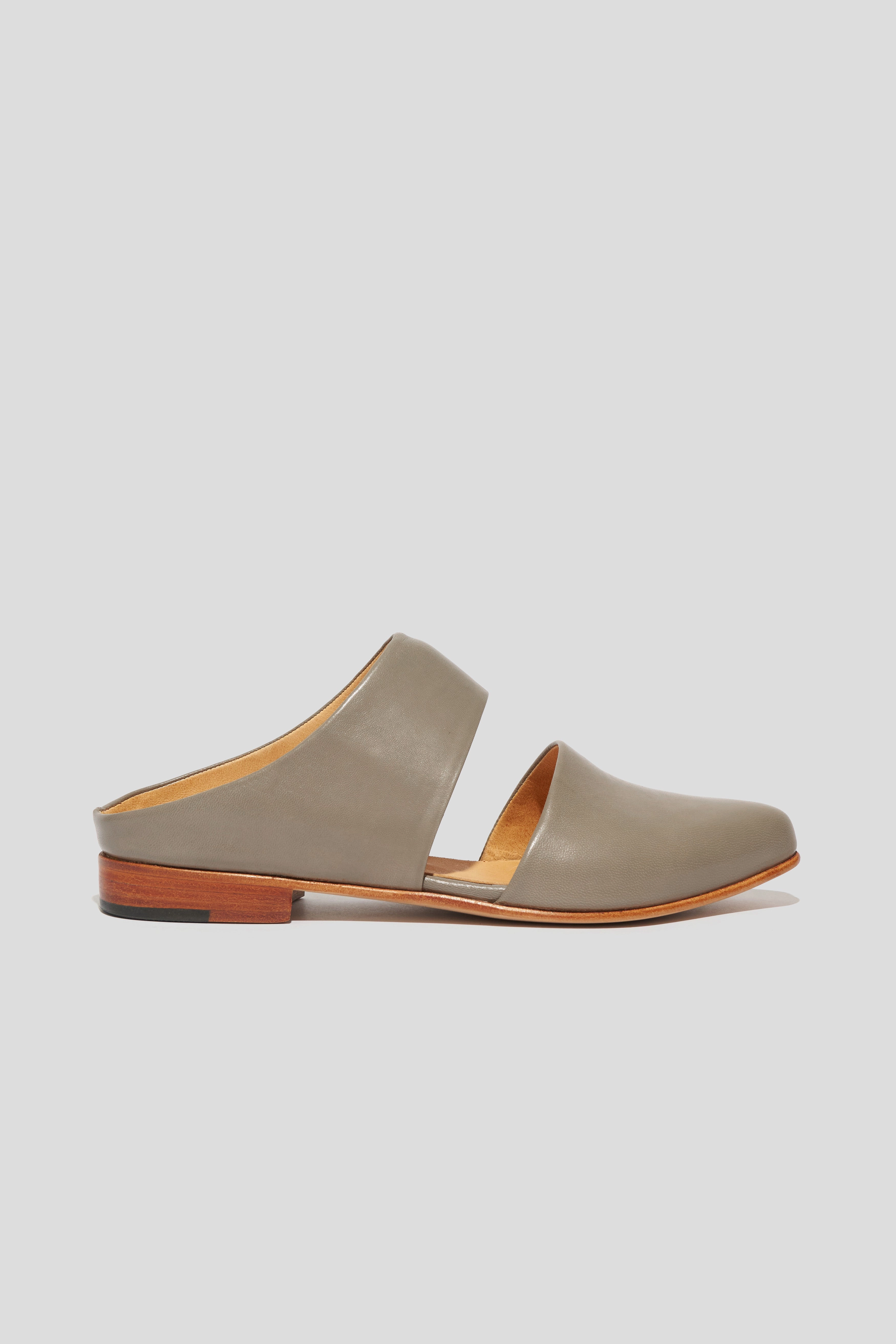 Mule in Shiitake Flat Shoes With Heel Support