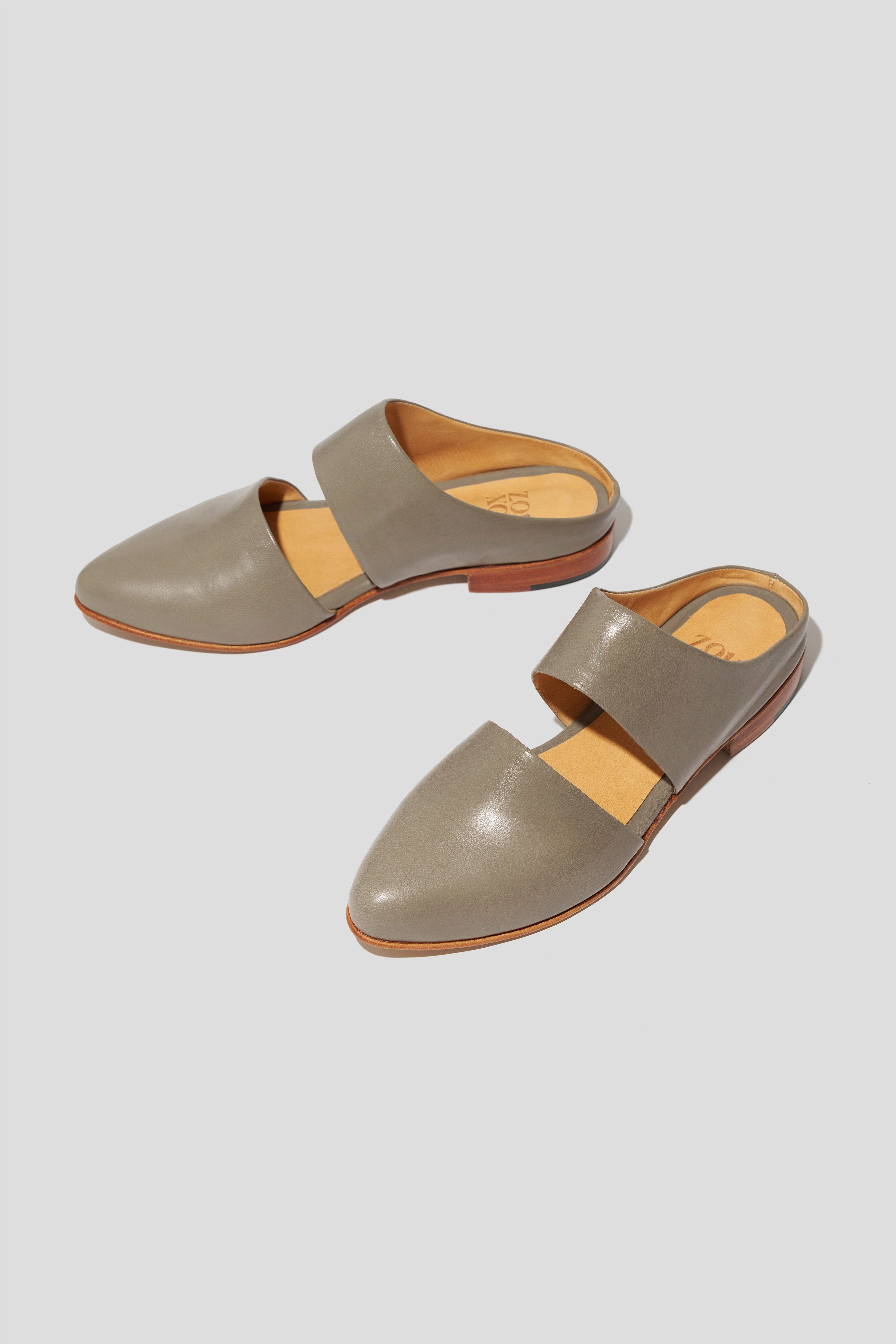 Flat Shoes With Bow Mule in Shiitake