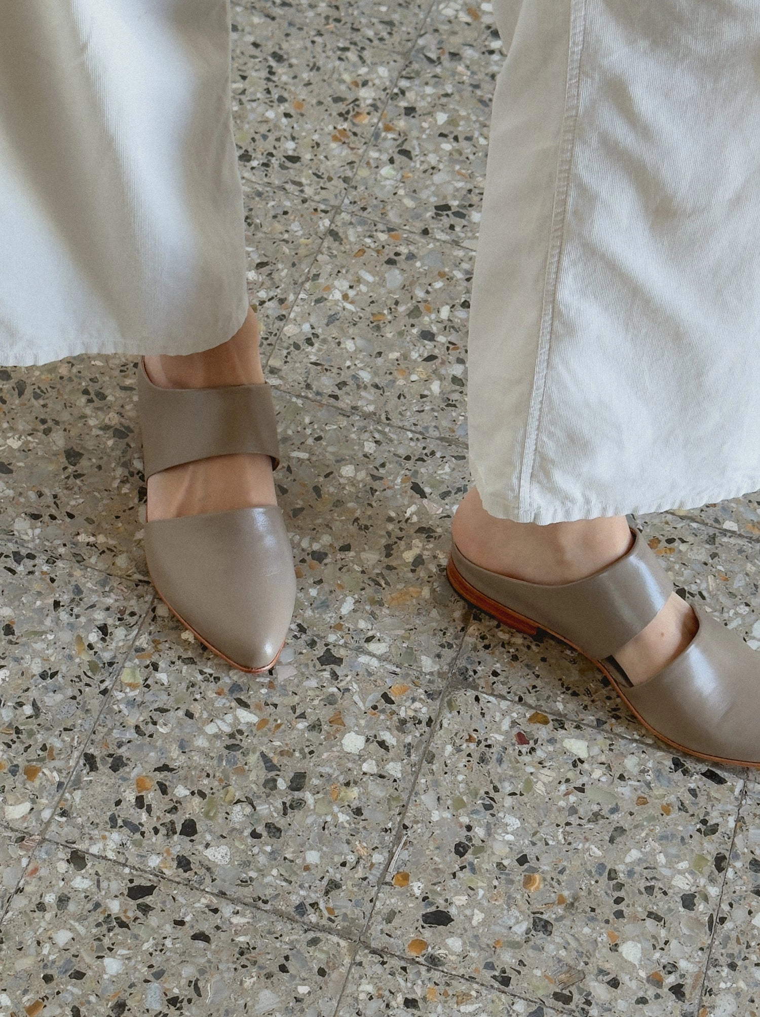 Mule in Shiitake Flat-pedal Shoes