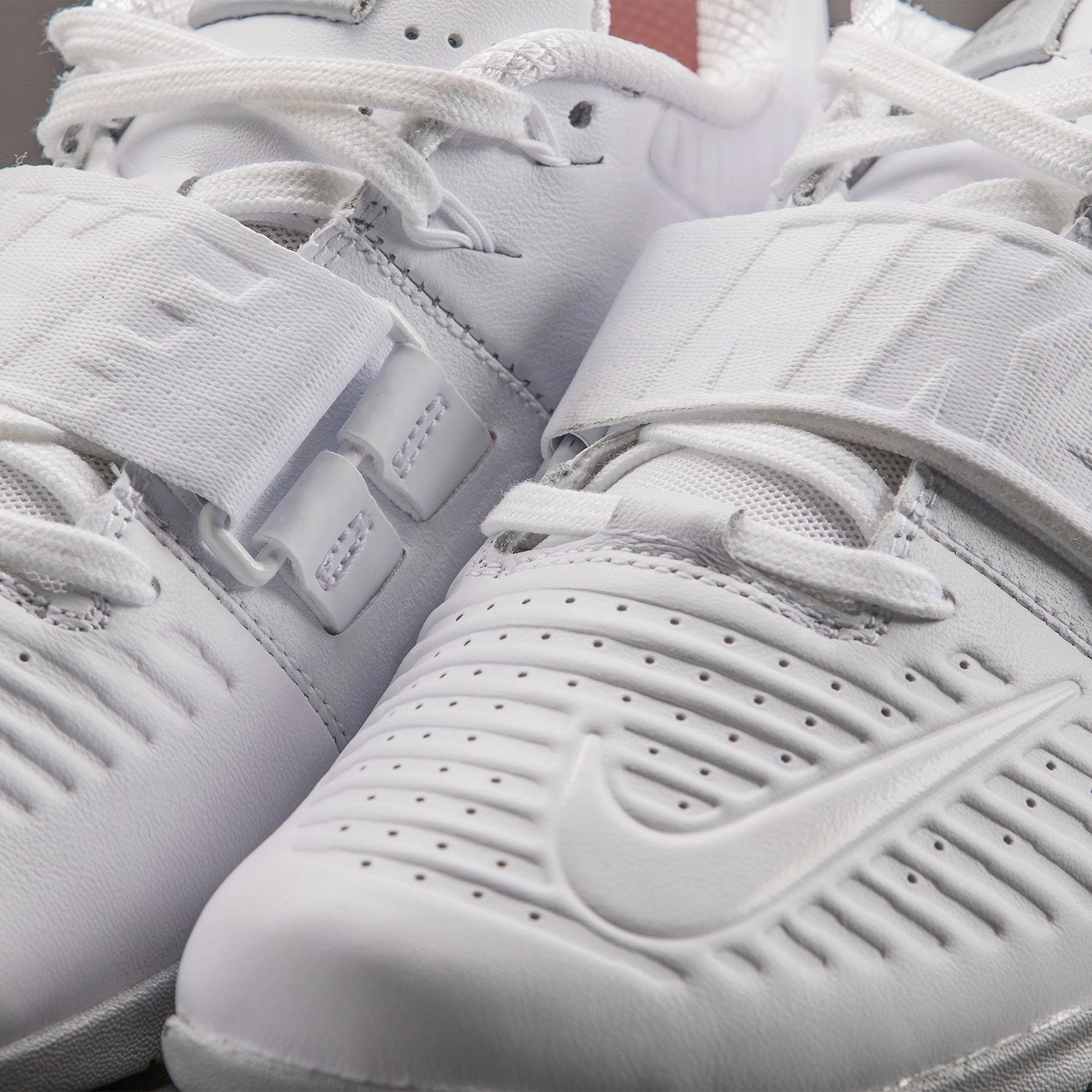 Nike - Romaleos 3 XD Men's Weightlifting Shoes (White/Metallic Platinum) Asics Volleyball Shoes Size 5