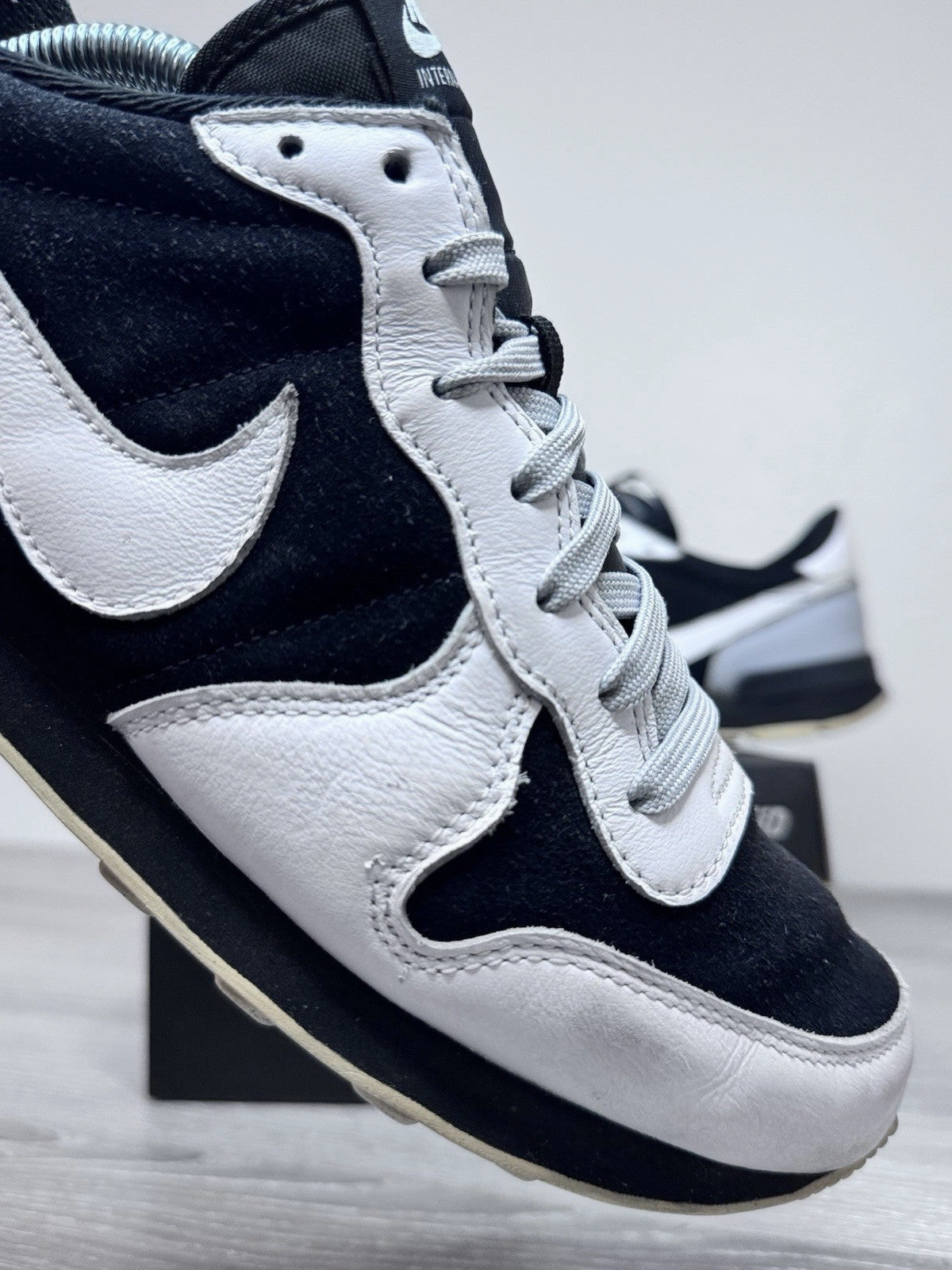 Size 10 - Nike Internationalist iD Shoes 828790-981 Preowned Authentic Rare Asics Gel Upcourt Indoor Court Shoe