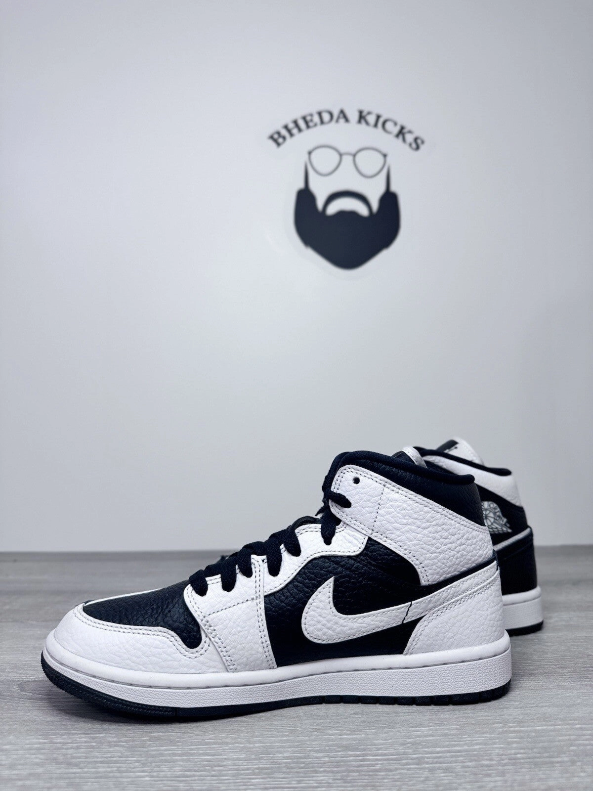 Size 7W - Air Jordan 1 Mid Split Black White Women Size DR0501-101 Preowned Marathon Running Sneakers