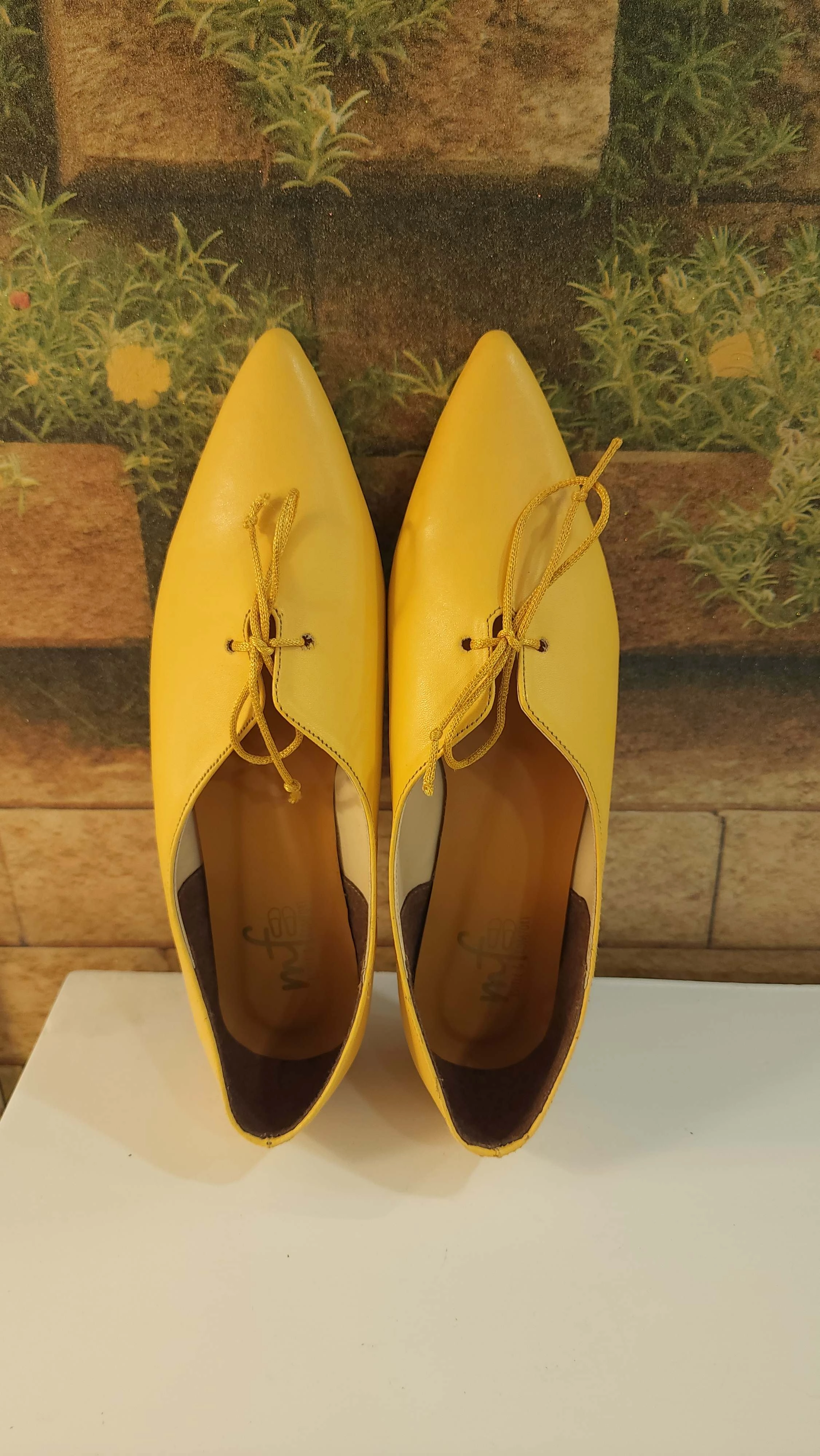 Best Cycling Shoes Yellow Pointed Pumps in Flat