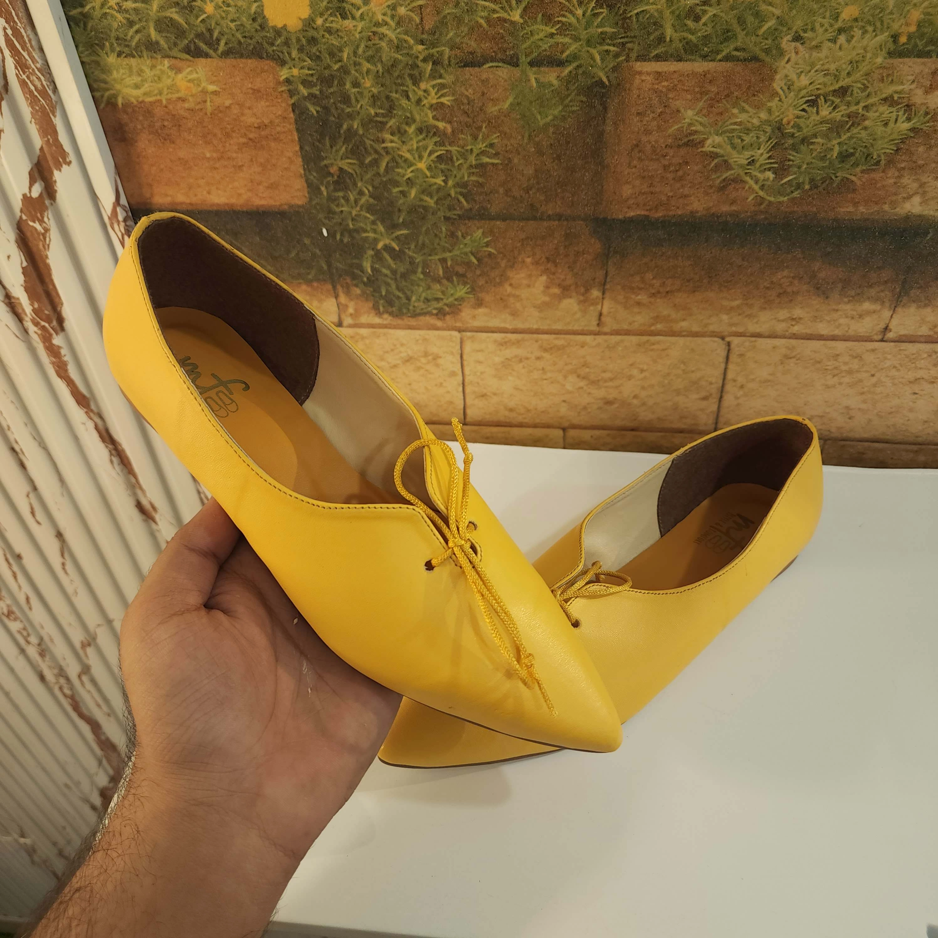 Yellow Pointed Pumps in Flat Flat Hiking Shoes